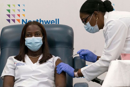 Người đầu tiên tại Mỹ được tiêm vaccine phòng COVID-19