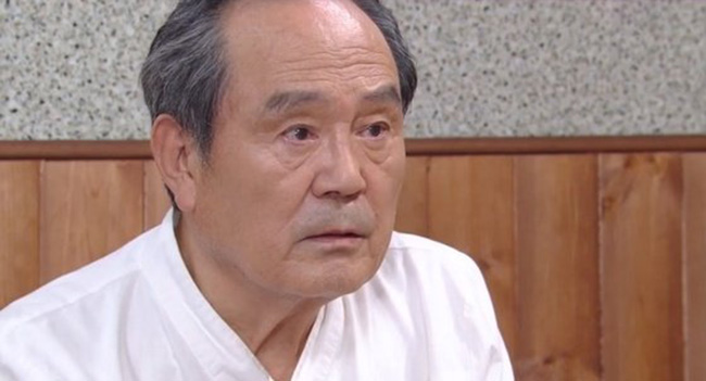 Con trai mua tặng nhẫn kim cương chỉ để dỗ vợ cho con bú, ai ngờ bố chồng vừa nói một câu, con dâu ném thẳng nhẫn vào thùng rác-1