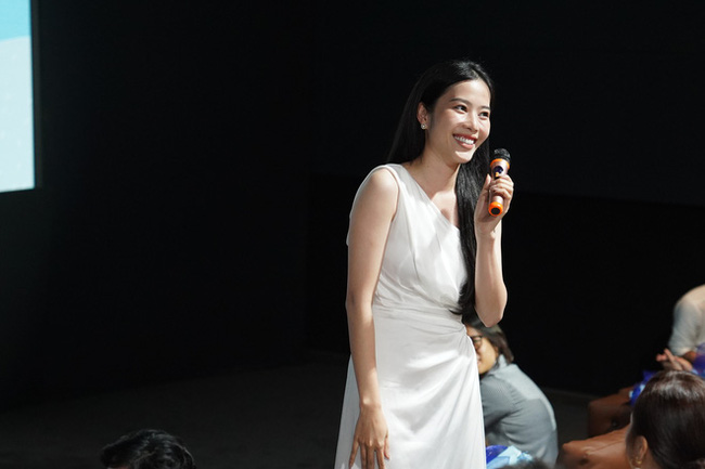 Nam Em gây náo loạn truyền hình: Giả vờ ngất xỉu khiến Trấn Thành bức xúc, hôn môi trai đẹp 3 lần, liên tục có hành động khác lạ-2