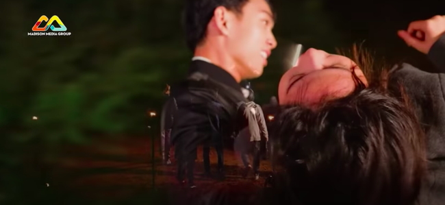 Nam Em gây náo loạn truyền hình: Giả vờ ngất xỉu khiến Trấn Thành bức xúc, hôn môi trai đẹp 3 lần, liên tục có hành động khác lạ-10