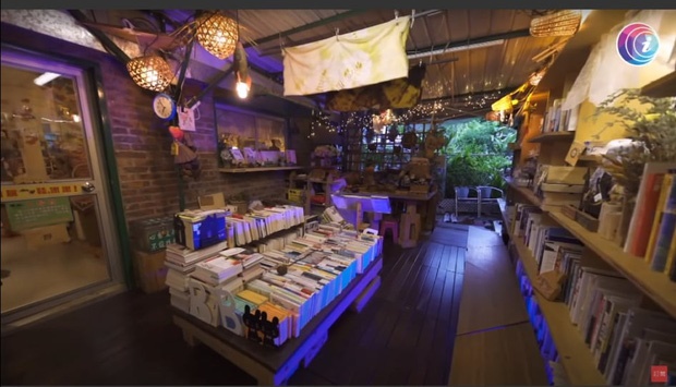 Bỏ phố về quê, cặp vợ chồng cải tạo chuồng lợn thành nơi an dưỡng tuổi già, mở cả hiệu sách để thoả mãn đam mê-10