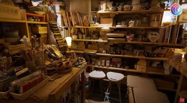 Bỏ phố về quê, cặp vợ chồng cải tạo chuồng lợn thành nơi an dưỡng tuổi già, mở cả hiệu sách để thoả mãn đam mê-11