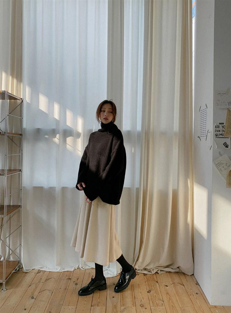 Diện chân váy đi làm ngày lạnh, chị em cứ mix đồ theo 4 cách là thanh lịch, sành điệu chẳng chê được điểm nào-1