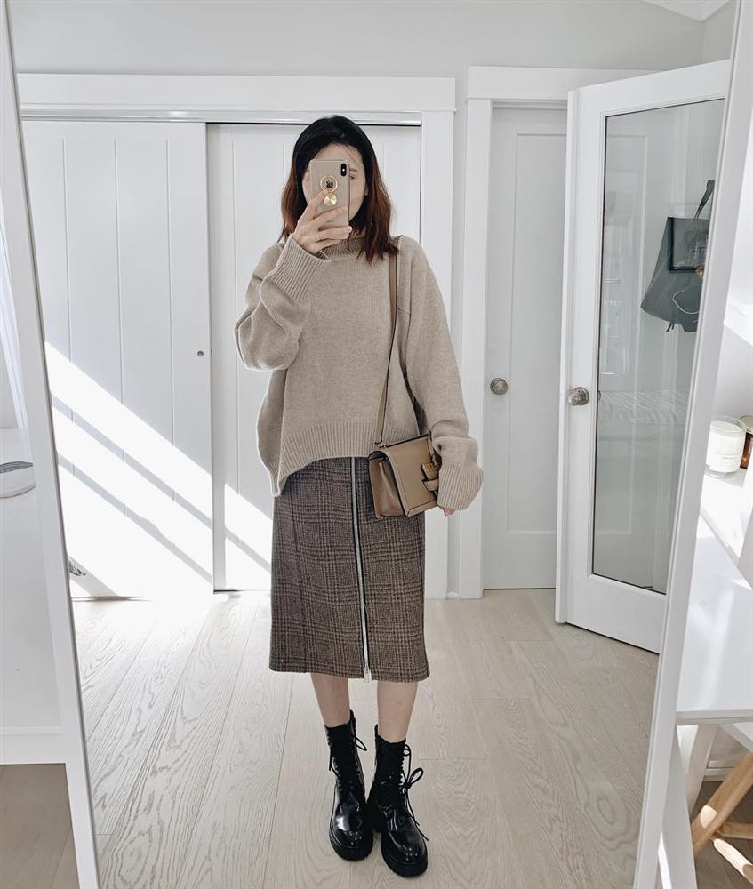 Diện chân váy đi làm ngày lạnh, chị em cứ mix đồ theo 4 cách là thanh lịch, sành điệu chẳng chê được điểm nào-10