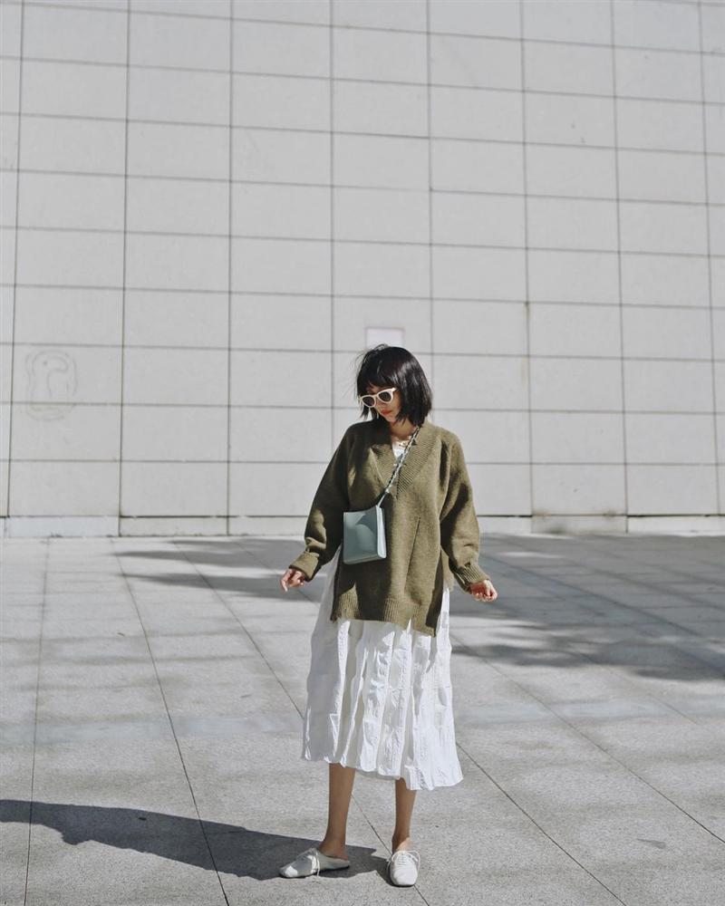 Diện chân váy đi làm ngày lạnh, chị em cứ mix đồ theo 4 cách là thanh lịch, sành điệu chẳng chê được điểm nào-13