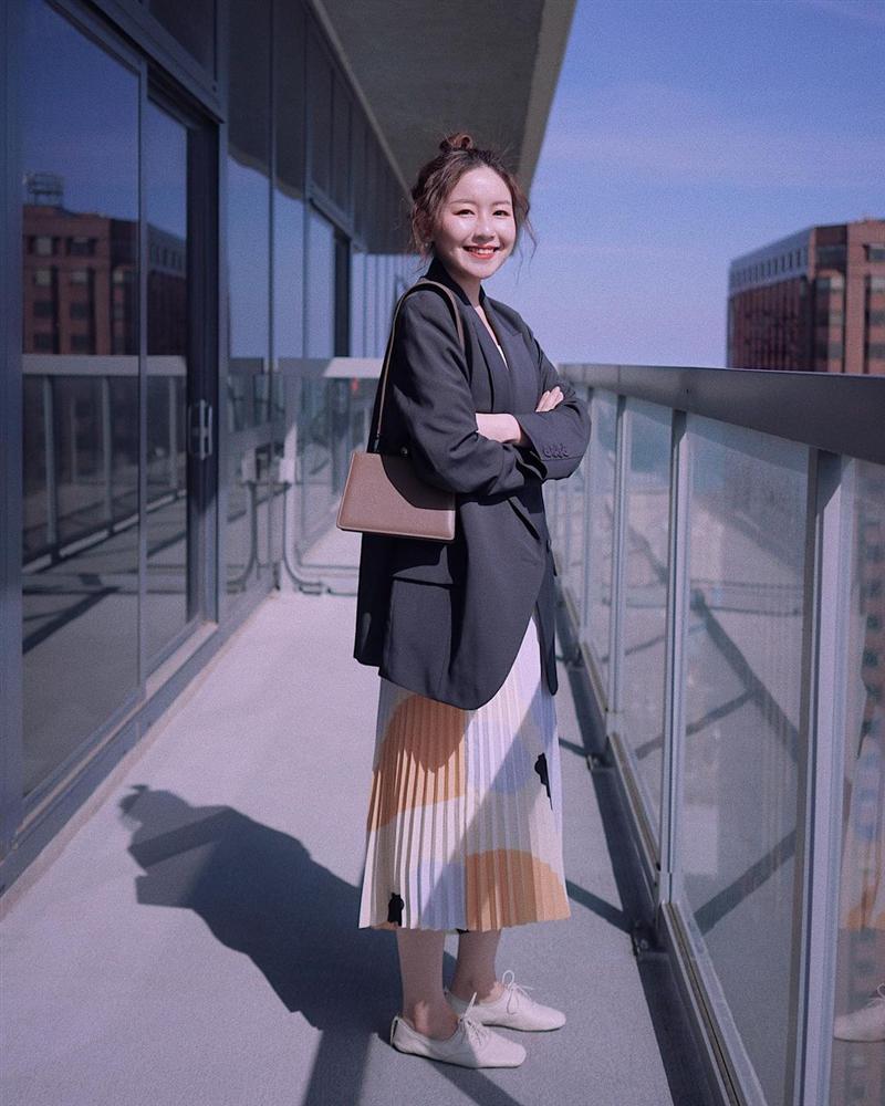 Diện chân váy đi làm ngày lạnh, chị em cứ mix đồ theo 4 cách là thanh lịch, sành điệu chẳng chê được điểm nào-4