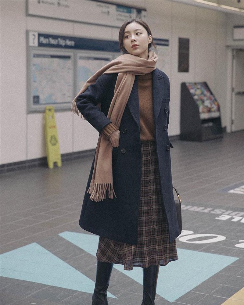 Diện chân váy đi làm ngày lạnh, chị em cứ mix đồ theo 4 cách là thanh lịch, sành điệu chẳng chê được điểm nào-6
