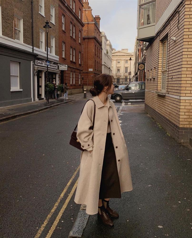 Diện chân váy đi làm ngày lạnh, chị em cứ mix đồ theo 4 cách là thanh lịch, sành điệu chẳng chê được điểm nào-7