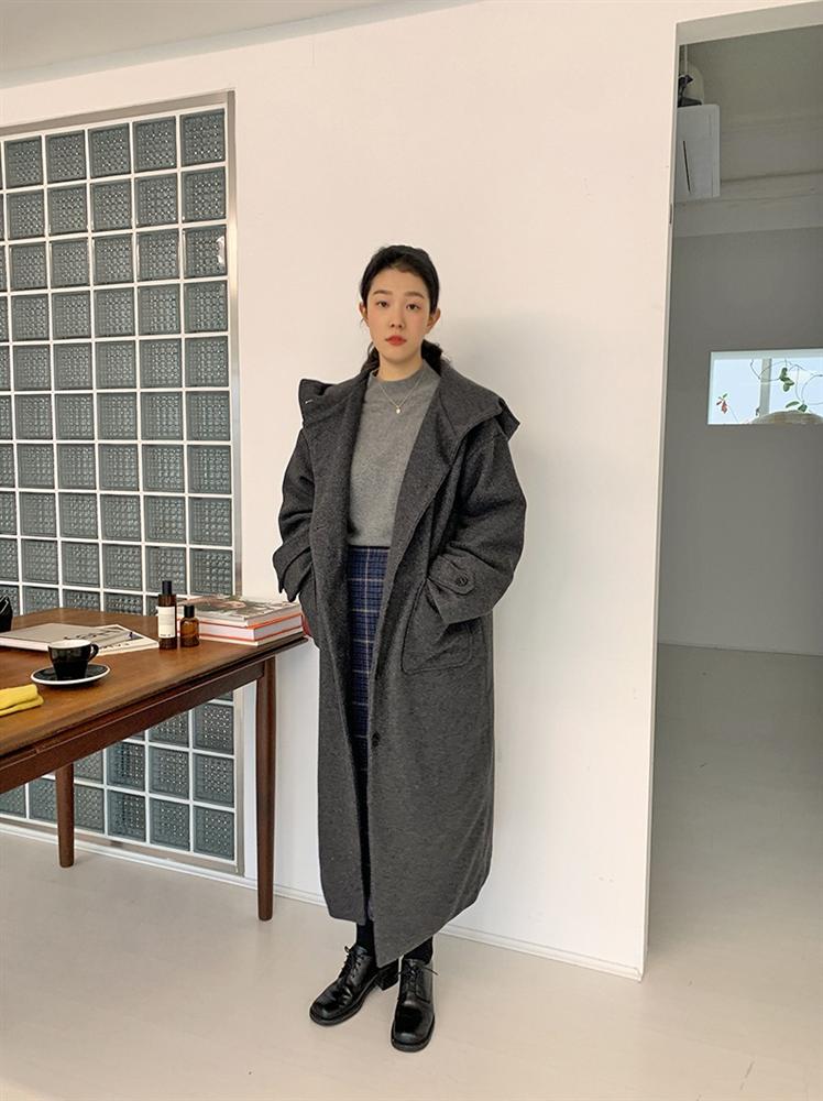 Diện chân váy đi làm ngày lạnh, chị em cứ mix đồ theo 4 cách là thanh lịch, sành điệu chẳng chê được điểm nào-8