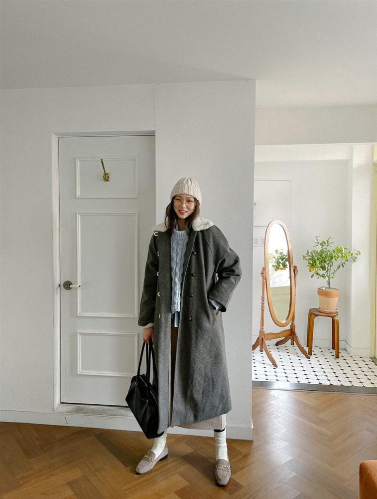 Diện chân váy đi làm ngày lạnh, chị em cứ mix đồ theo 4 cách là thanh lịch, sành điệu chẳng chê được điểm nào-9