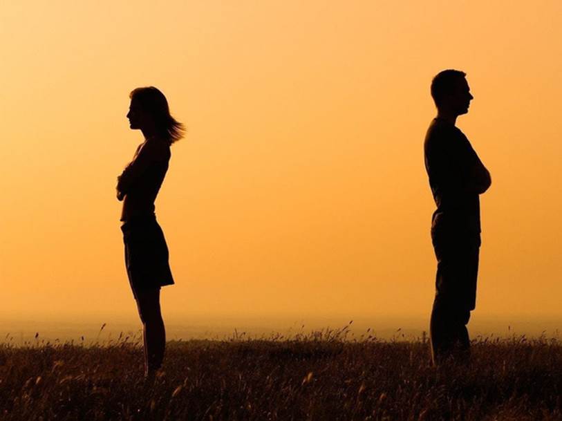 Mới đầu tháng chồng đã nổi cơn khùng vì lo mẹ ở dưới quê sống khổ sở, tôi lẳng lặng kéo anh vào một căn phòng khiến gã nín bặt-1