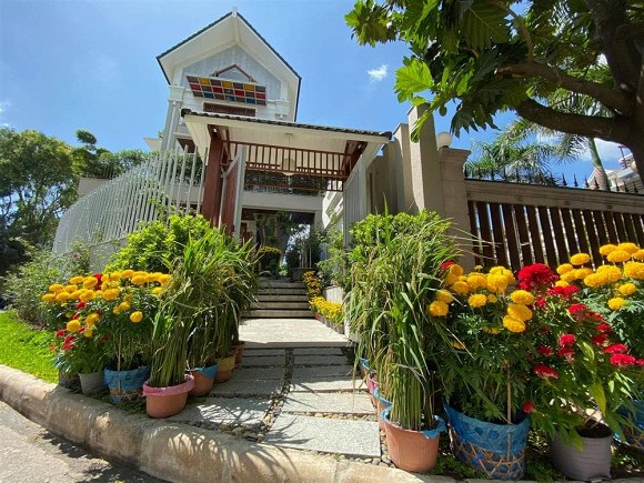 Biệt thự triệu đô sang xịn, ngập tràn hoa của diễn viên Quý Bình và bà xã doanh nhân-10