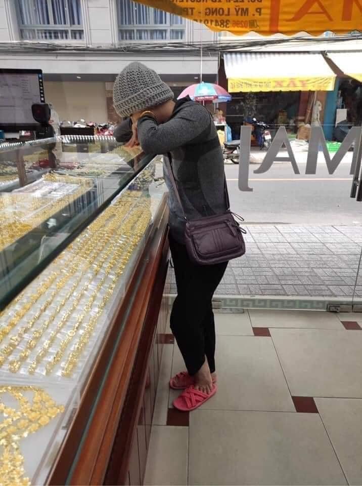 Cô gái thiếu máu não cầm biển xin tiền bất ngờ xuất hiện đi xe máy mua vàng, lòng tốt con người bị lợi dụng?-2