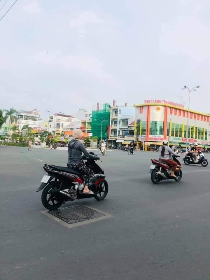 Cô gái thiếu máu não cầm biển xin tiền bất ngờ xuất hiện đi xe máy mua vàng, lòng tốt con người bị lợi dụng?-4