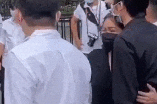 Vì sao nghệ sĩ Hoài Linh lại cúi đầu vái lạy khán giả trong đám tang cố NS Chí Tài?-3