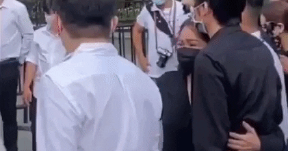 Nhói lòng khoảnh khắc Việt Hương vừa ôm động viên Hoài Linh, vừa quay mặt gạt nước mắt trong đám tang cố nghệ sĩ Chí Tài-1