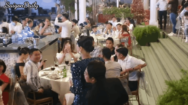 Đi đám cưới tình cũ Quý Bình, Lâm Khánh Chi thay tới 2 bộ váy cắt khoét hiểm hóc-1