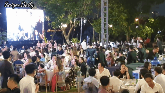 Đi đám cưới tình cũ Quý Bình, Lâm Khánh Chi thay tới 2 bộ váy cắt khoét hiểm hóc-2