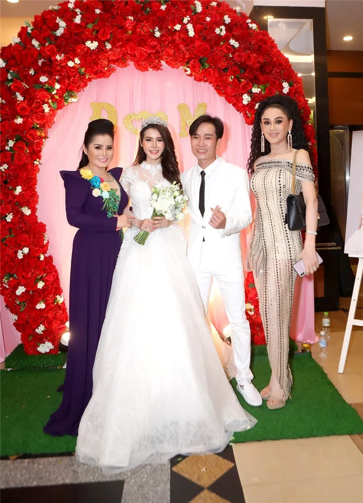 Đi đám cưới tình cũ Quý Bình, Lâm Khánh Chi thay tới 2 bộ váy cắt khoét hiểm hóc-5