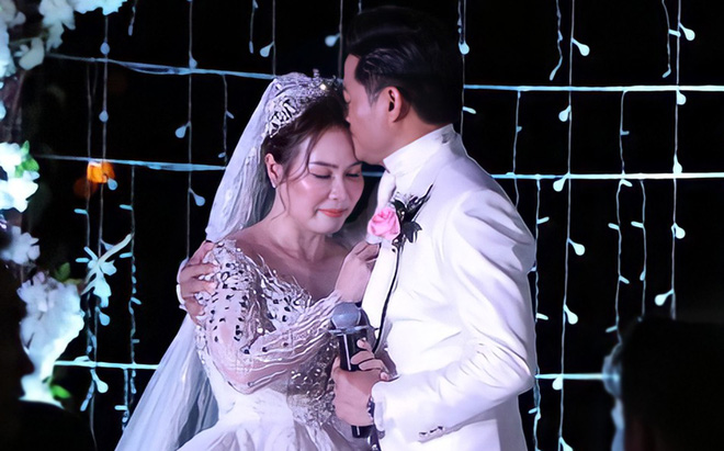 Quý Bình nói về vợ đại gia hơn tuổi: Về nhà tôi, vợ mặc đồ quê mùa của mẹ, ra vườn hái rau, bắt cá-3