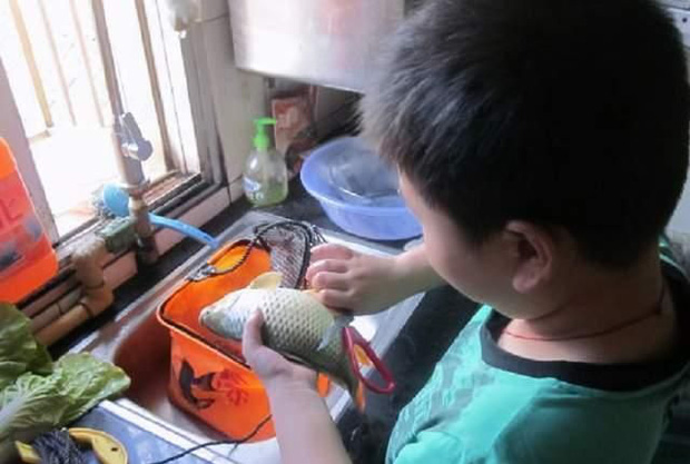 Mẹ hứa đưa đi chơi nhưng bùng kèo, con trai tới thẳng công ty nói 1 câu khiến sếp rơi nước mắt, lập tức cho nghỉ 5 ngày-1