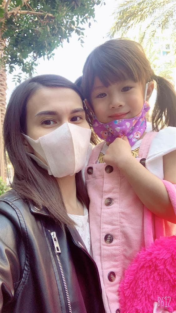 Loạt ảnh con trai 10 tuổi của Ngô Kiến Huy bên mẹ đẻ Thụy Anh và em gái cưng khiến fan tan chảy-3