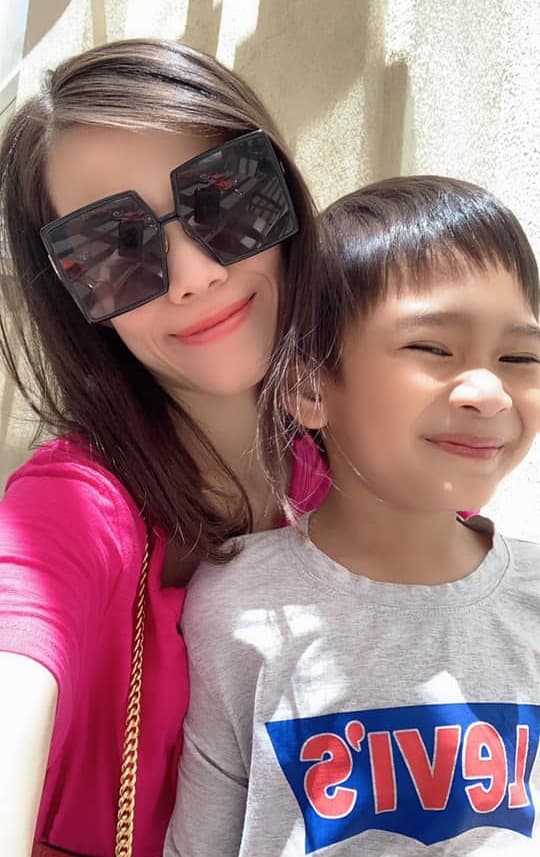 Loạt ảnh con trai 10 tuổi của Ngô Kiến Huy bên mẹ đẻ Thụy Anh và em gái cưng khiến fan tan chảy-4