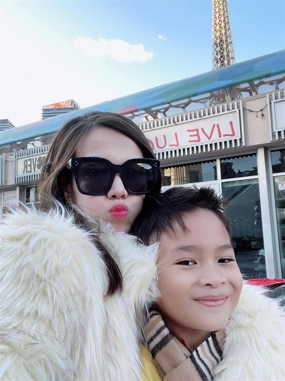 Loạt ảnh con trai 10 tuổi của Ngô Kiến Huy bên mẹ đẻ Thụy Anh và em gái cưng khiến fan tan chảy-5