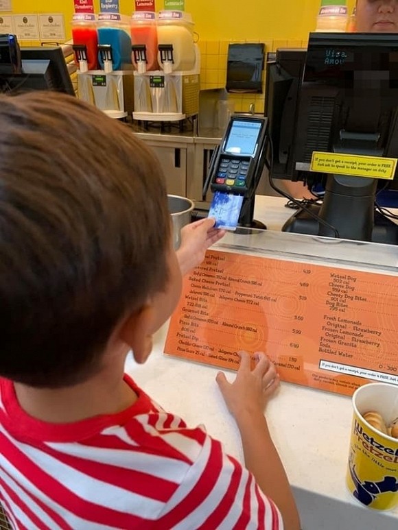 Loạt ảnh con trai 10 tuổi của Ngô Kiến Huy bên mẹ đẻ Thụy Anh và em gái cưng khiến fan tan chảy-8