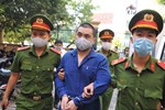 Hình ảnh nữ tiếp viên hàng không Vietnam Airlines chống nạng đến tòa với đôi chân chi chít vết thương khiến nhiều người xúc động-5