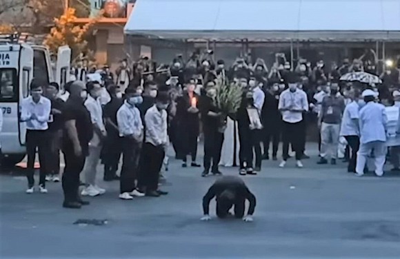 Vì sao nghệ sĩ Hoài Linh lại cúi đầu vái lạy khán giả trong đám tang cố NS Chí Tài?-2