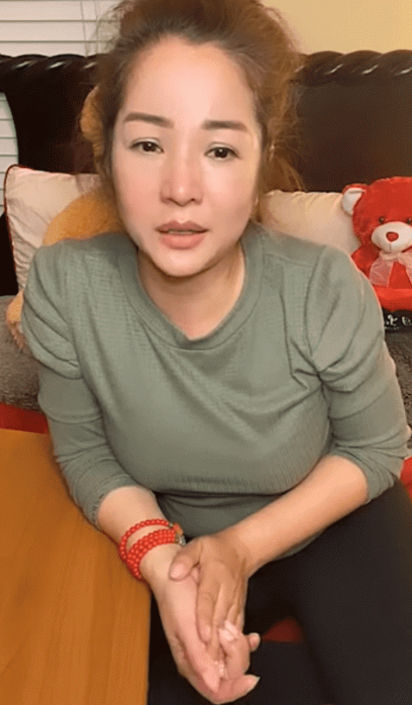 Vì sao nghệ sĩ Hoài Linh lại cúi đầu vái lạy khán giả trong đám tang cố NS Chí Tài?-1