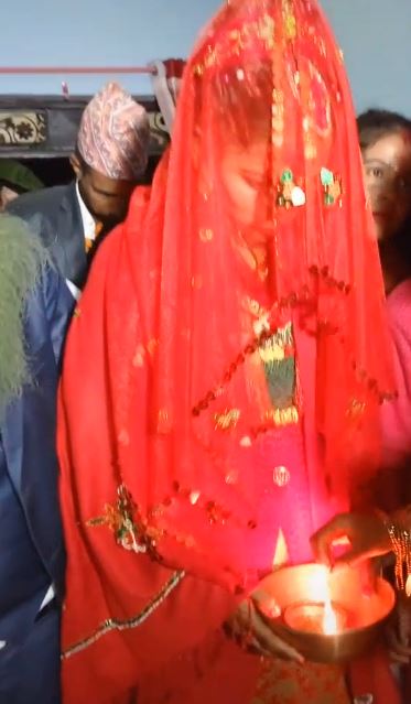 Video cô dâu muốn bước vào cửa nhà chồng phải đi chân trần dẫm vào lửa, dân mạng ca thán khỏi lấy chồng-1