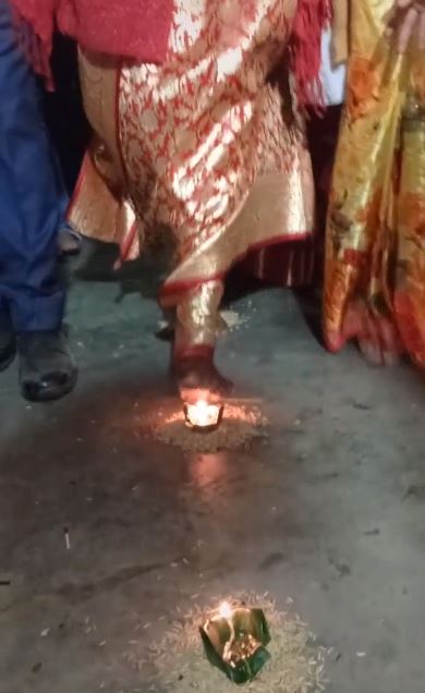 Video cô dâu muốn bước vào cửa nhà chồng phải đi chân trần dẫm vào lửa, dân mạng ca thán khỏi lấy chồng-2