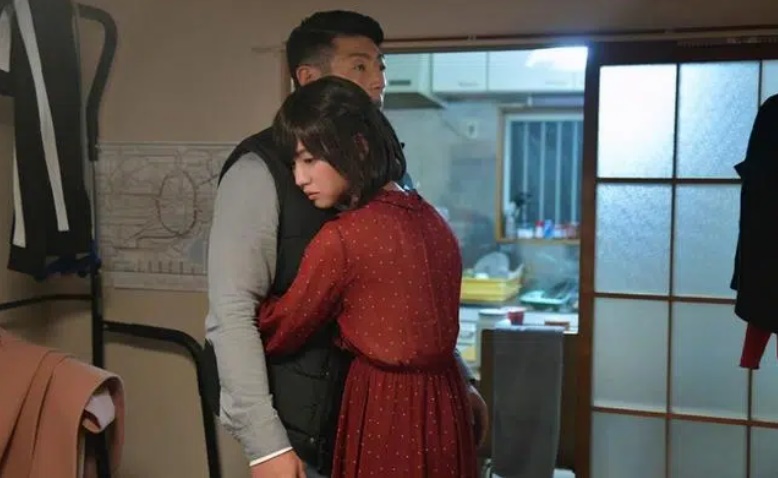 Sau 4 năm kết hôn, lần đầu tiên gấp quần áo hộ vợ, nhìn đến bộ đồ lót đột nhiên chồng nghẹn lòng rồi bật khóc lúc nào chẳng hay-1