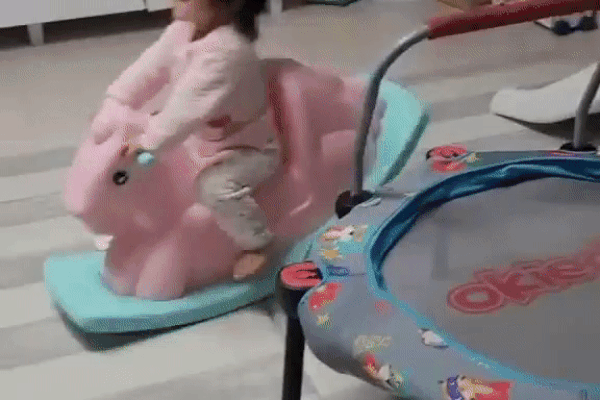 Bé trai đòi bỏ nhà đi vì giận mẹ, nhưng vừa ra thang máy đã vội tìm cách quay xe bằng cuộc điện thoại cho bố với lời nhắn cực hài-3