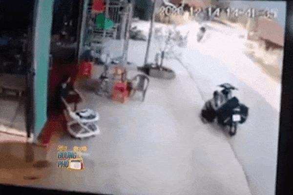 Khoảnh khắc 3 nữ sinh chạy xe máy ôm cua tốc độ cao lao lên vỉa hè-1