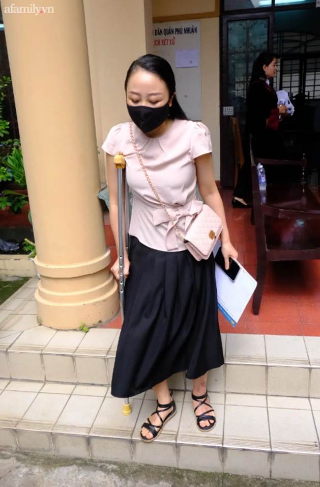 Hình ảnh nữ tiếp viên hàng không Vietnam Airlines chống nạng đến tòa với đôi chân chi chít vết thương khiến nhiều người xúc động-2