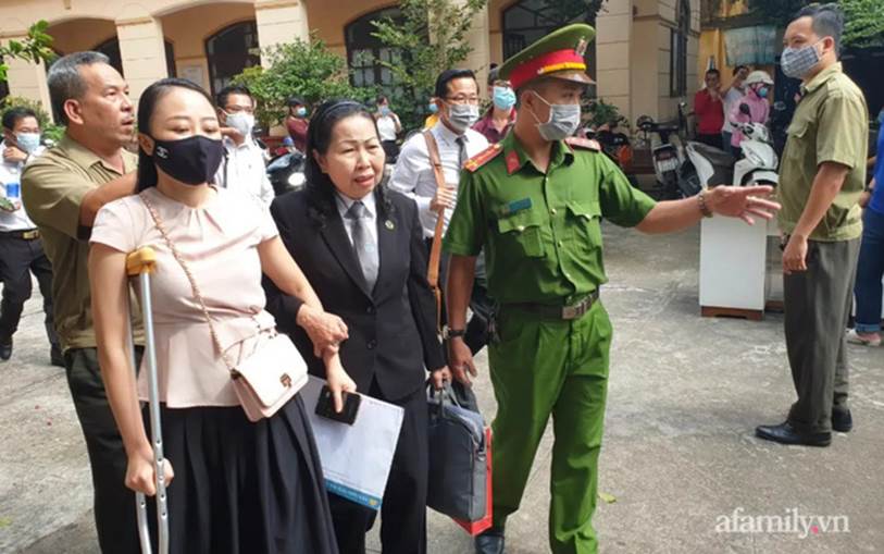 Hình ảnh nữ tiếp viên hàng không Vietnam Airlines chống nạng đến tòa với đôi chân chi chít vết thương khiến nhiều người xúc động-3