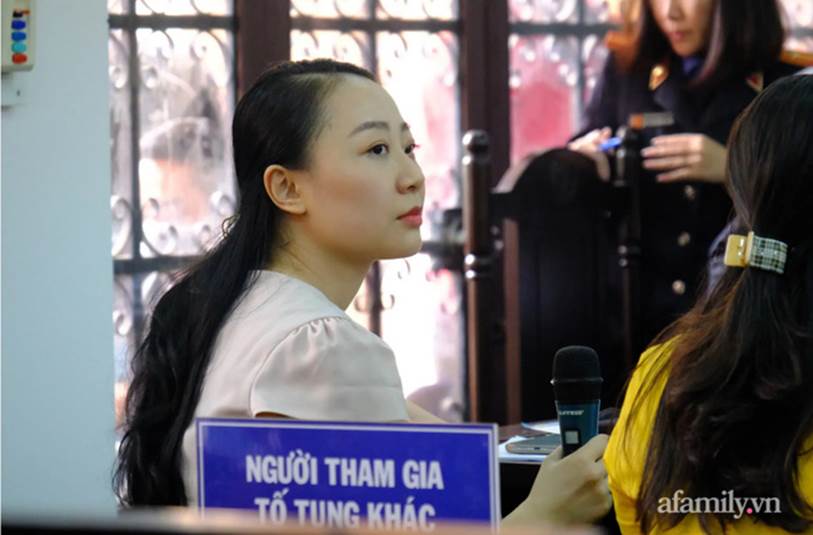 Hình ảnh nữ tiếp viên hàng không Vietnam Airlines chống nạng đến tòa với đôi chân chi chít vết thương khiến nhiều người xúc động-4