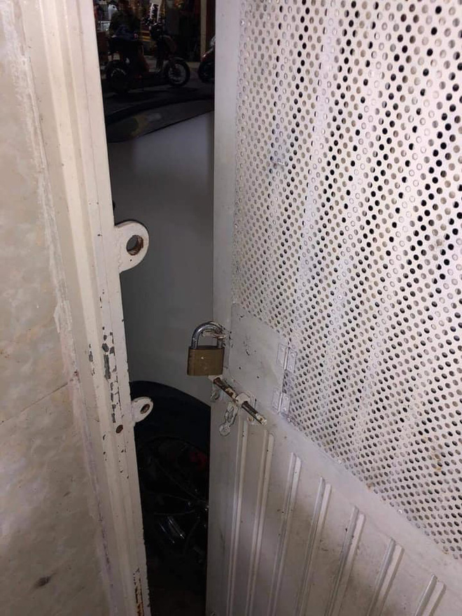 Đỗ ô tô thách thức mọi giới hạn, chủ nhà ngủ trên đường cả đêm, người bên trong không bước nổi 1 chân ra ngoài-5