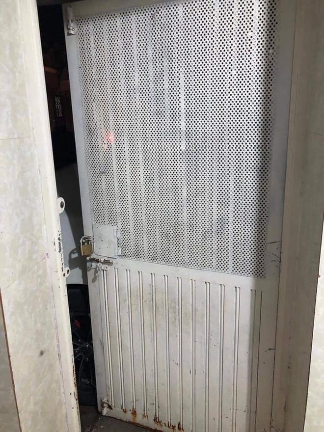 Đỗ ô tô thách thức mọi giới hạn, chủ nhà ngủ trên đường cả đêm, người bên trong không bước nổi 1 chân ra ngoài-6