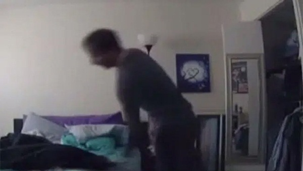 Bí mật cài camera, người đàn ông giật mình khi thấy chủ trọ lẻn vào phòng ngủ của mình cùng hành động kinh tởm tiếp theo-2