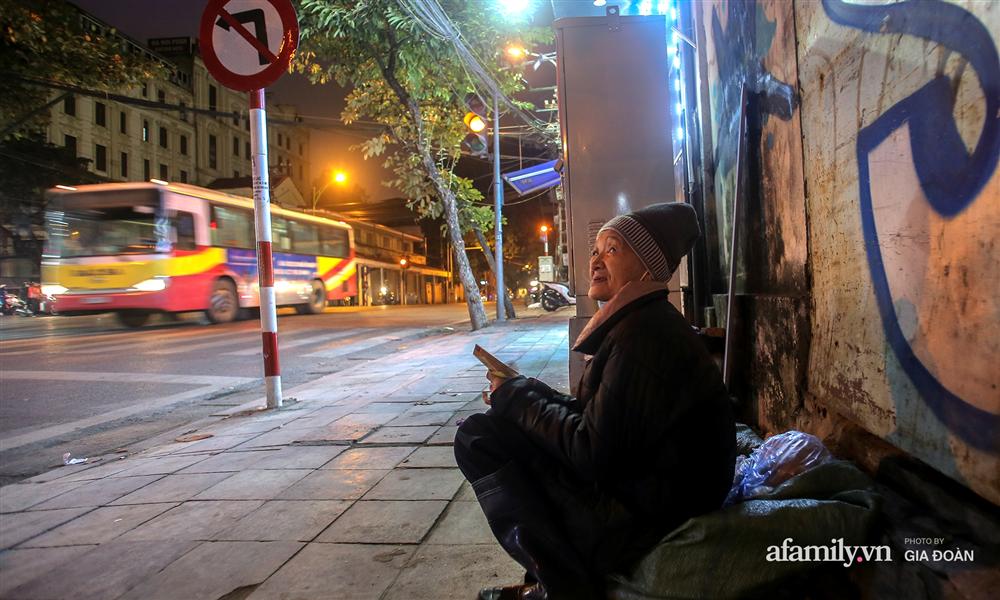 Phận đời vô gia cư đằm mình trong cái lạnh thấu xương đêm Hà Nội: Người ta có nhà để về, có con cháu quây quần, tôi mấy chục năm lang thang ngoài đường rồi cũng quen-2
