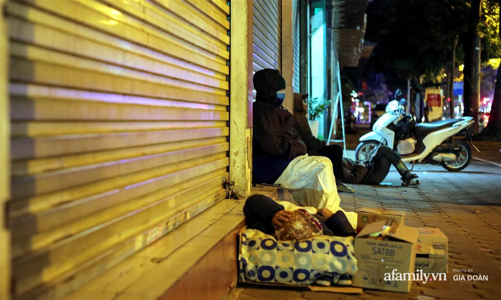 Phận đời vô gia cư đằm mình trong cái lạnh thấu xương đêm Hà Nội: Người ta có nhà để về, có con cháu quây quần, tôi mấy chục năm lang thang ngoài đường rồi cũng quen-4