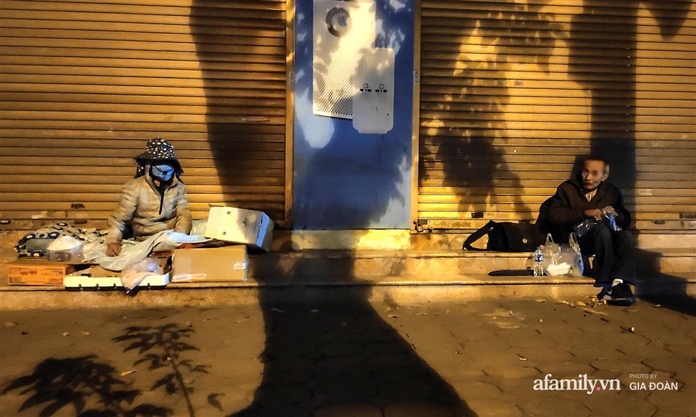 Phận đời vô gia cư đằm mình trong cái lạnh thấu xương đêm Hà Nội: Người ta có nhà để về, có con cháu quây quần, tôi mấy chục năm lang thang ngoài đường rồi cũng quen-8