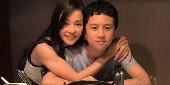 Mỹ nhân để con cai sữa năm 12 tuổi, chỉ ngủ một mình sau khi thấy con có phản ứng sinh lý, 18 tuổi cậu bé bị tống vào tù vì tàng trữ vũ khí-8