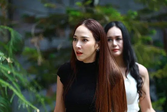 Đúng ngày khai trương cửa hàng, tôi rụng rời khi nhận được một vòng hoa trắng, càng sốc hơn khi đối mặt với người gửi