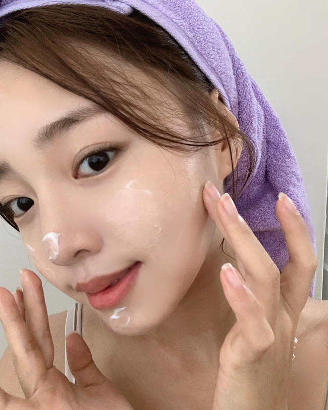 Ngày siêu khô hanh da muốn nẻ toác, chị em hãy ghim 3 chiêu trò dưỡng ẩm cho da mọng mướt từ sáng đến khuya-1