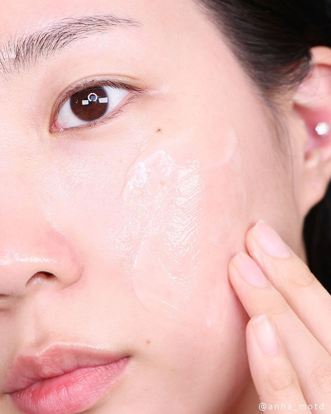 Ngày siêu khô hanh da muốn nẻ toác, chị em hãy ghim 3 chiêu trò dưỡng ẩm cho da mọng mướt từ sáng đến khuya-3